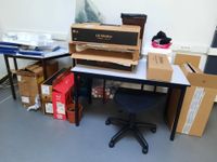 2 tabourets mobiles, table (60 x 120 cm), table trapézoïdale… (photo 2)