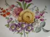 une assiette sur laquelle est peint un bouquet de fleurs