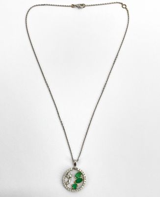 un collier composé d'une chaîne et d'un pendentif en pierre verte et blanche