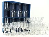 plusieurs verres à vin dans une boîte bleue posée sur la table