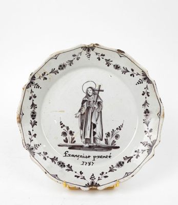 une assiette sur laquelle est représenté un saint