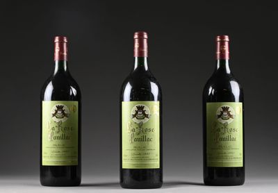 trois bouteilles de vin sont alignées sur une table