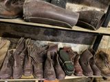 de nombreuses paires de chaussures posées sur une étagère dans une pièce