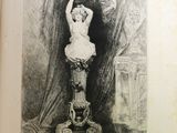 un vieux livre sur lequel figure le dessin d'une femme debout sur un piédestal