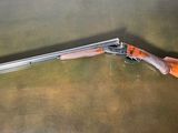 un fusil posé sur une table