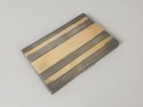 un gros plan d'un morceau de bois posé sur une surface blanche