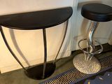 deux tabourets et une table dans une pièce