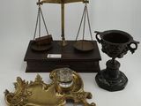 une image représentant une balance et un bougeoir posés sur une table