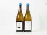 deux bouteilles de vin posées l'une à côté de l'autre sur une table