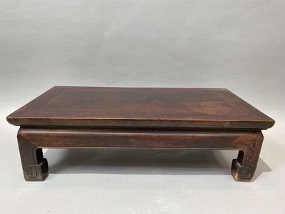 CHINE, 1ère moitié du XXe Petite table basse en bois reposan… - Photo 1