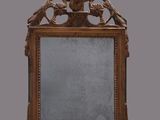 un miroir accroché au mur de la pièce