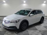 une photo d'une opel blanche garée dans un garage