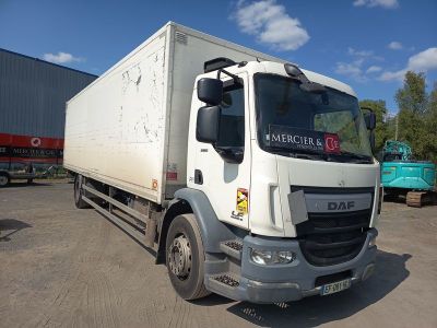 un camion blanc garé dans un parking