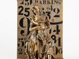 une image représentant une statue en or d'une femme tenant un enfant dans ses bras