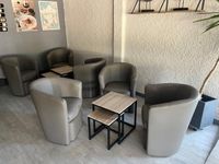 L68 - CASTELNAU D'ESTREFONDS – Un lot de mobiliers d’accueil… (photo 2)