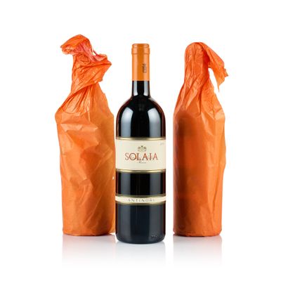 une bouteille de vin rouge et un sachet de bonbons à l'orange