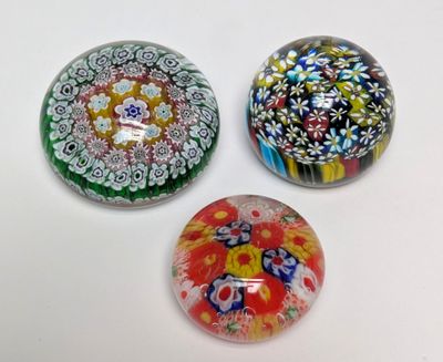 trois billes de verre posées les unes à côté des autres sur une table