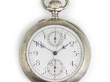 gros plan d'une montre de poche sur fond blanc