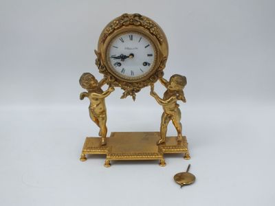 une horloge en or ornée de deux chérubins