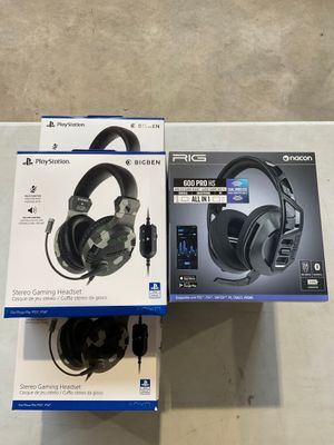 deux boîtes de casques posées l'une à côté de l'autre sur une table