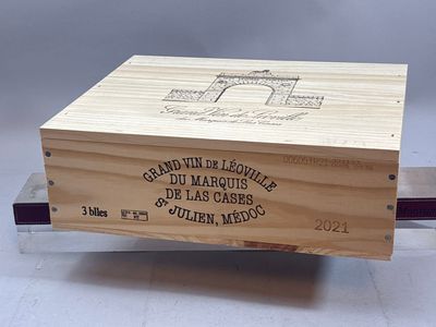 une boîte en bois sur laquelle est dessiné un train
