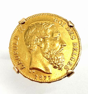gros plan d'une pièce d'or sur laquelle figure le visage d'un homme