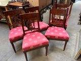 quatre chaises avec un revêtement rose, un revêtement rose, un revêtement rose, un revêtement rose, un revêtement rose, un revêtement rose, un revêtement rose, un revêtement rose