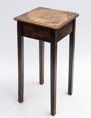 une image représentant une petite table en bois avec un petit plateau carré