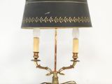 une image d'une lampe de table avec un abat-jour noir