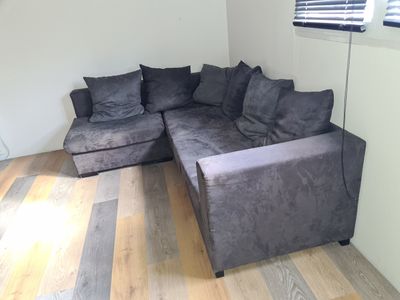 R18 : Lot de mobilier et petit électroménager comprenant Meu…