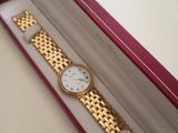 deux montres dans un coffret posé sur une table, sur fond blanc