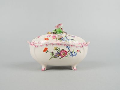 une image représentant un bol blanc orné de fleurs
