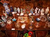 une table sur laquelle sont disposées de nombreuses figurines