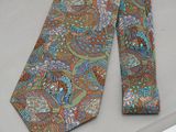 une image représentant une cravate ornée d'un motif paisley