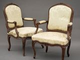 paire de fauteuils de style Louis XV à accoudoirs rembourrés