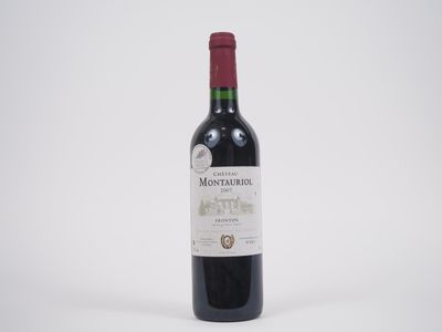 la bouteille de vin est posée sur une surface blanche