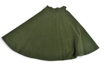 la cape verte est pliée sur une surface blanche