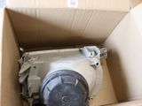 une boîte contenant un moteur, elle-même placée dans une autre boîte