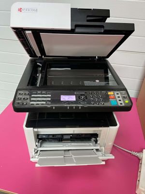 une imprimante posée sur une table rose