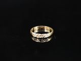 gros plan d'une bague en or sur une surface noire