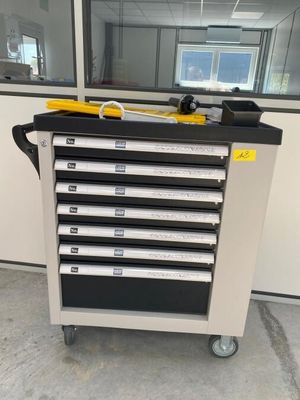 une image représentant une armoire à outils sur laquelle sont posés des outils