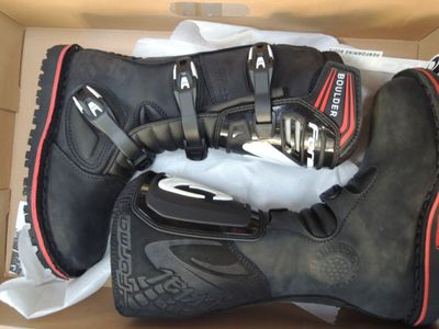une boîte contenant une paire de bottes de moto