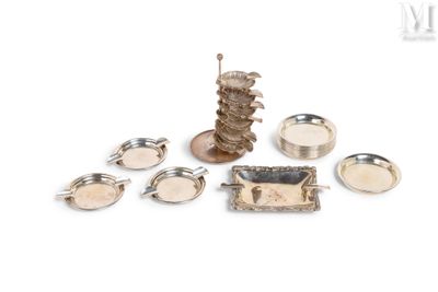 beaucoup d'objets en argent posés sur la table