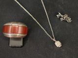 un collier, une bague et une boucle d'oreille sur un fond noir