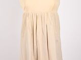 robe beige avec bordures roses et noires sur base de mannequin