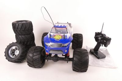 un monster truck miniature posé par terre