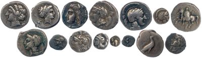 une image représentant une collection de pièces de monnaie romaines antiques sur fond blanc