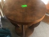 une table en bois sur laquelle est collé un autocollant vert