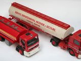 deux camions jouets assis l'un à côté de l'autre