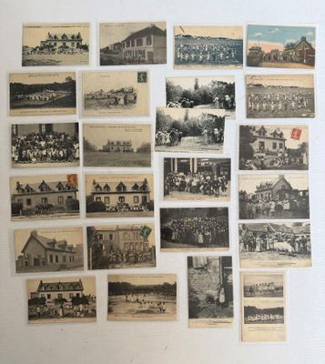 de nombreuses vieilles photos de personnes et de bâtiments accrochées au mur